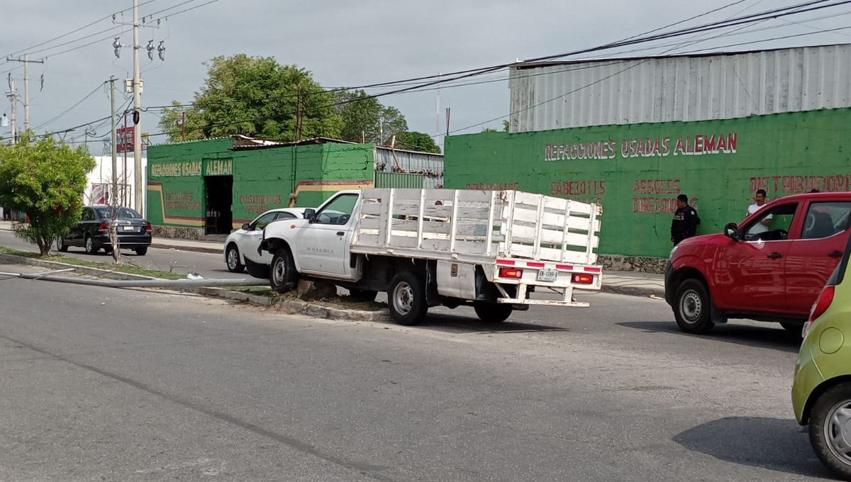 La camioneta terminó en el camellón