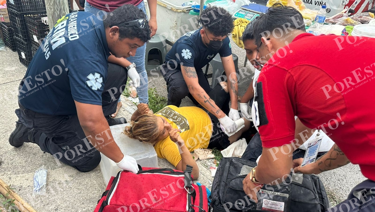 Paramédicos atendieron a los cuatro heridos por arma de fuego en un tianguis de Cancún