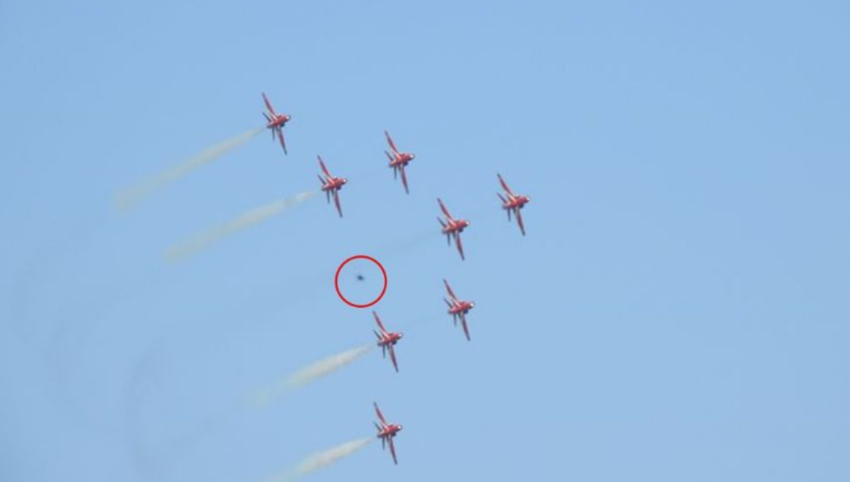 Captan ovni en una exhibición de aviones en Reino Unido: VIDEO