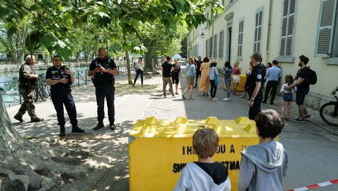 Niños atacados con cuchillo en Francia están en peligro de muerte: Macron