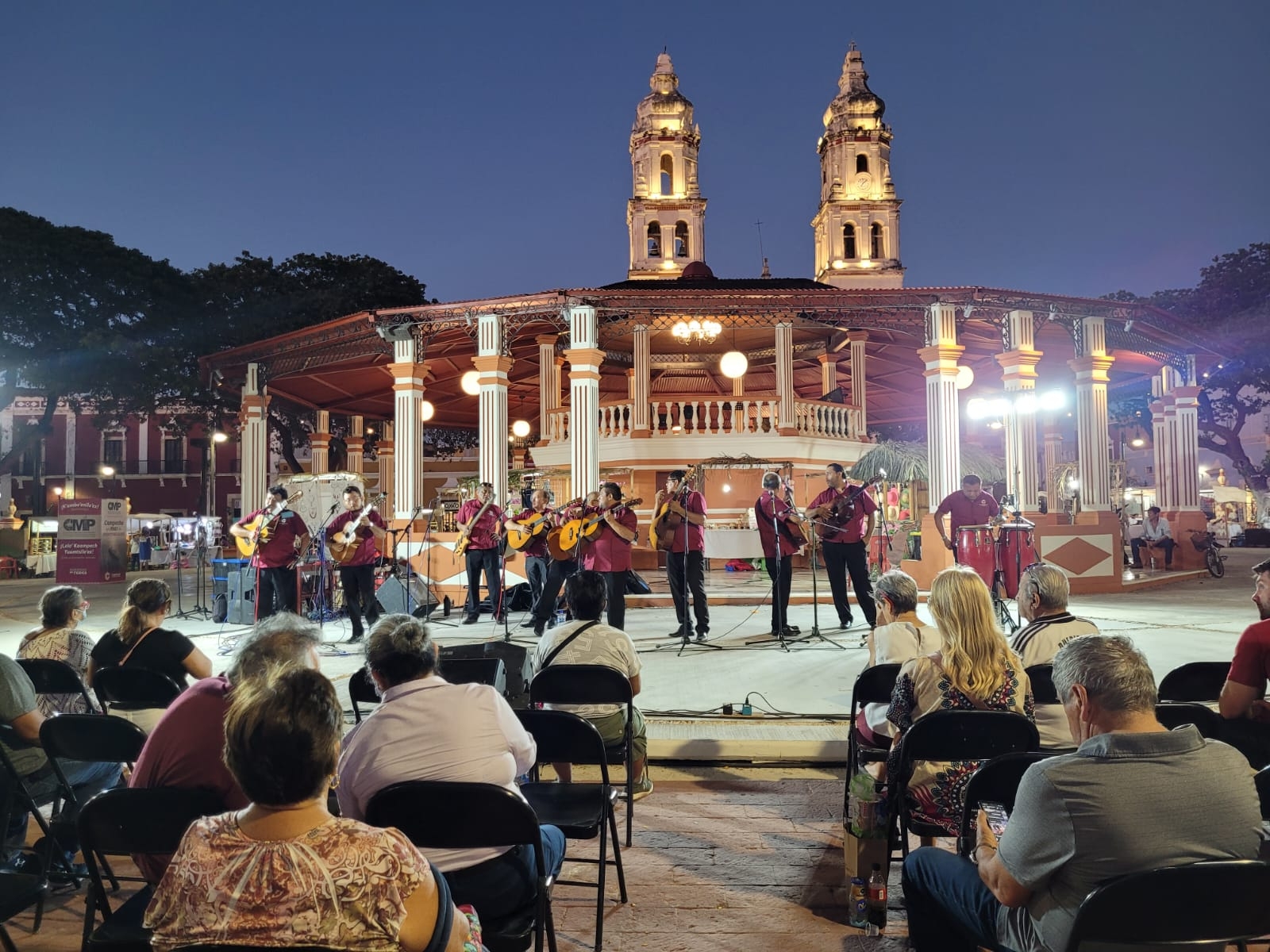 Campechanos se dieron cita para escuchar a la rondalla de la UNACAR