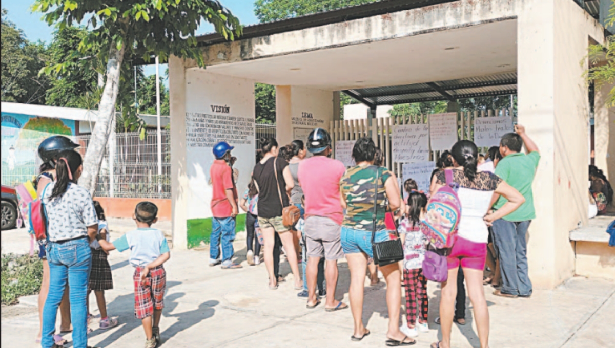 Con cadenas y candados loa maestros prohibieron la entrada a los alumnos