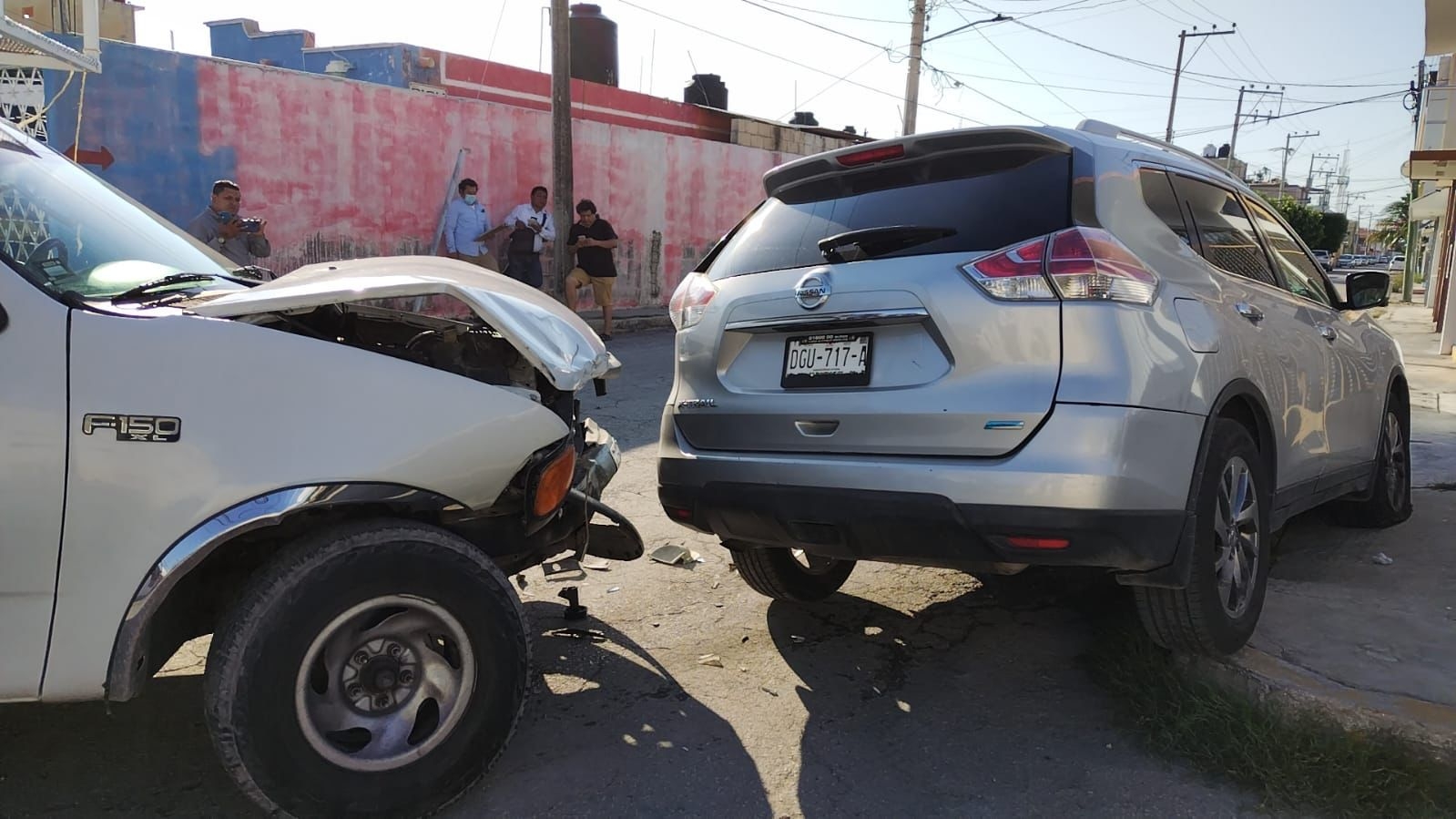 Choque entre camionetas en Fraccionamiento Maderas