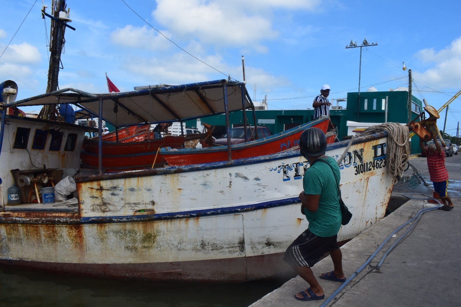 Los hombres de mar llevan tres meses preparando sus embarcaciones para la temporada de pulpo