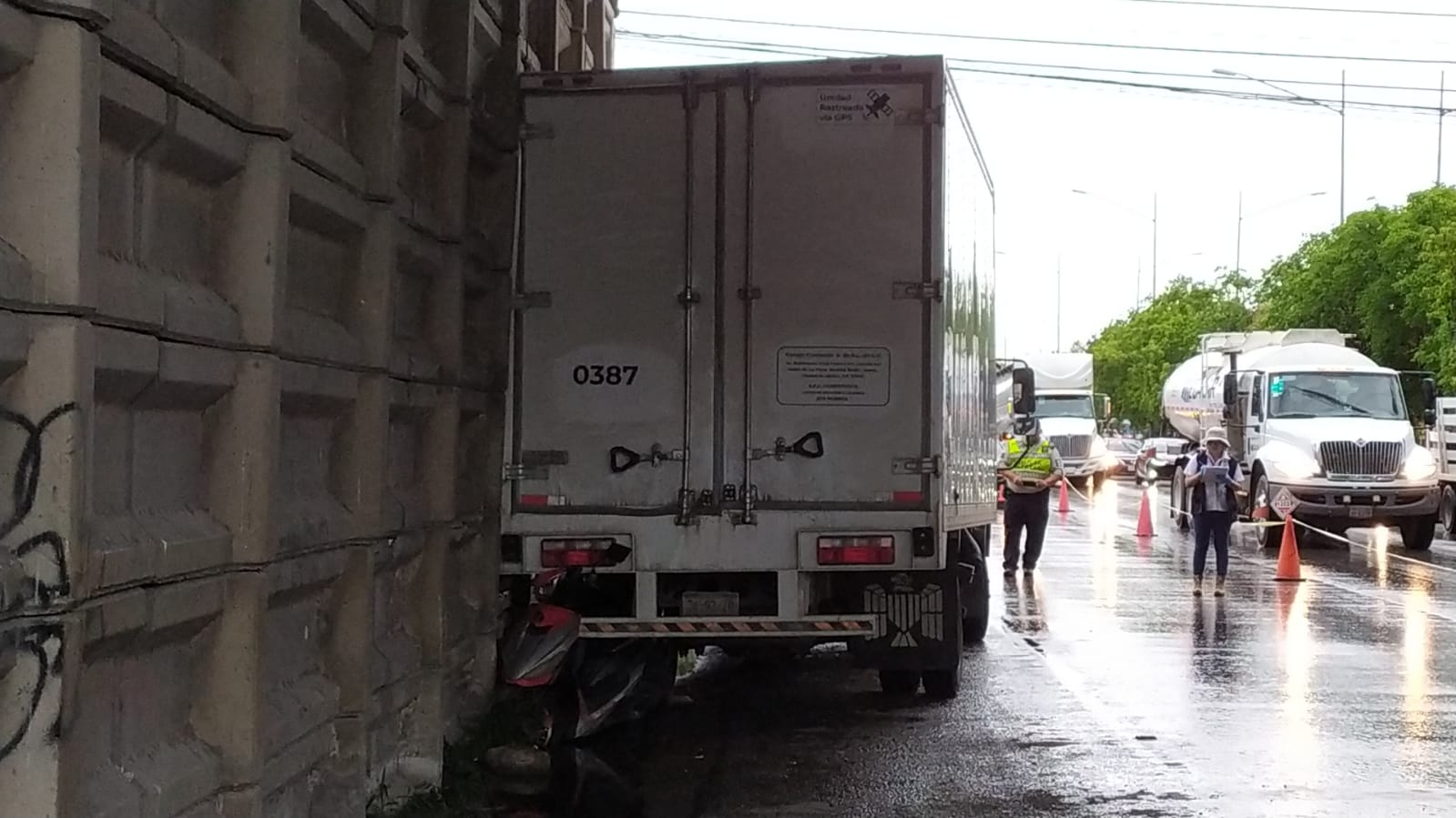 La víctima se refugiaba de la lluvia debajo del puente de Umán cuando fue aplastada por el camionero