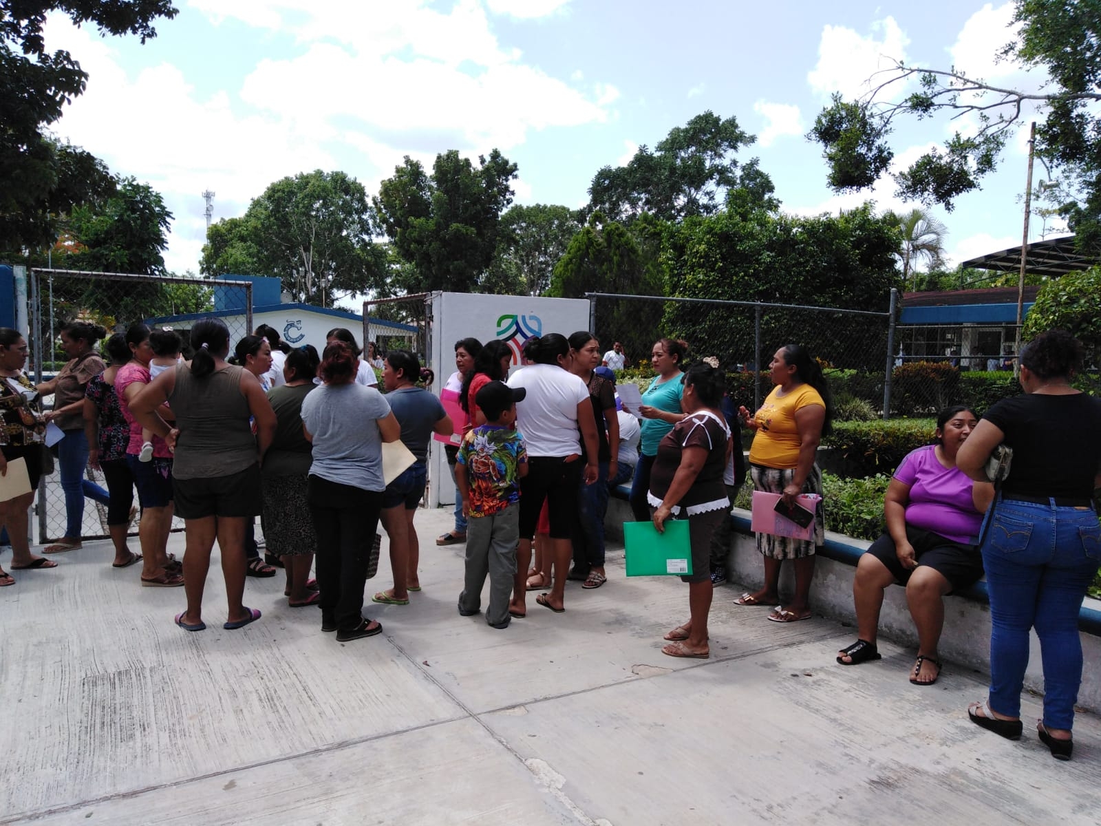 Los padres de familia se reunieron en el Cobay de Buctzotz para externar sus quejas