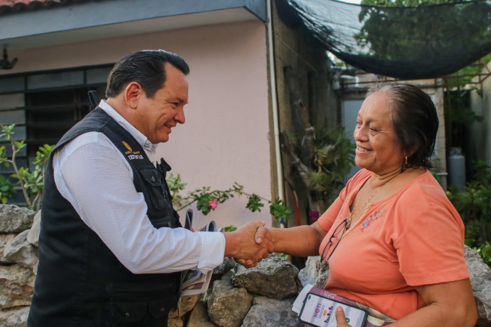 Joaquín Díaz Mena visitó a los vecinos de Xcumpich para informar de los programas de Bienestar