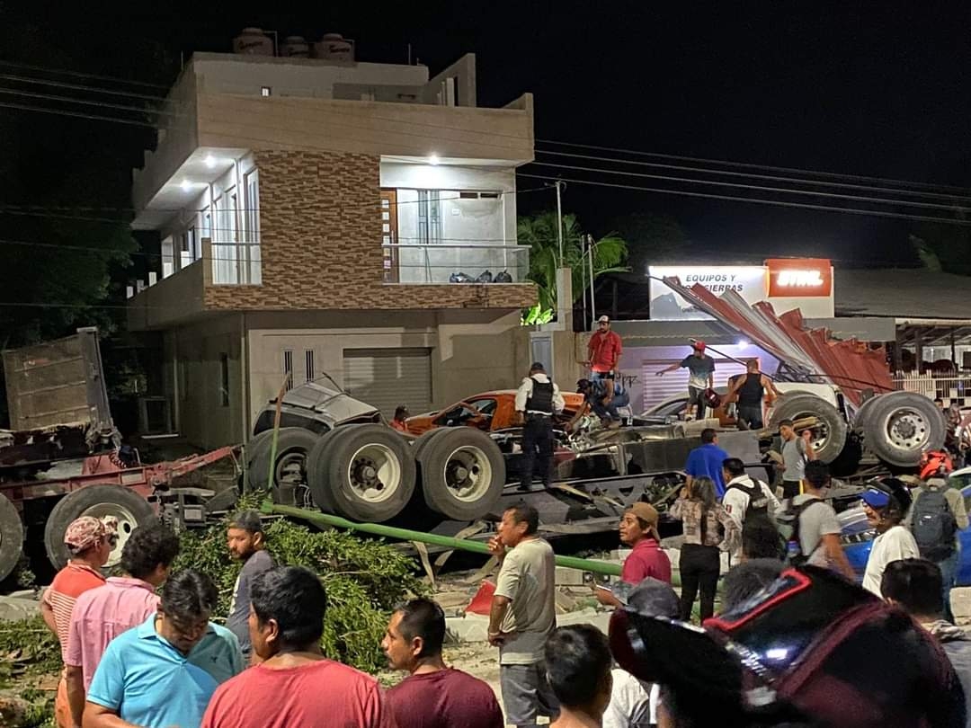 La zona se llenó de curiosos que se dieron cita luego del ruido que generó el accidente