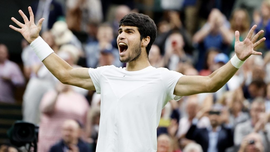 Con gran desempeño e intensidad, Carlos Alcaraz venció en tres sets a Daniil Medvedev y jugará la Final de Wimbledon ante Djokovic.
