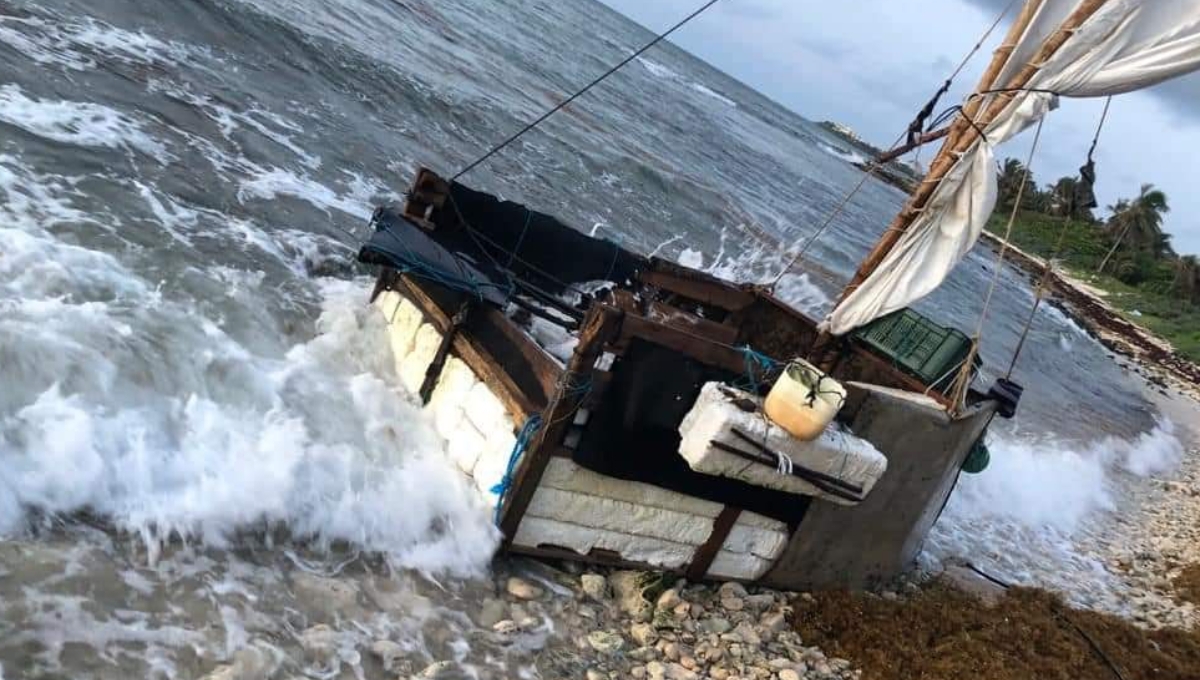 La balsa fue improvisada con palos, bloques de unicel, sogas y una tela.