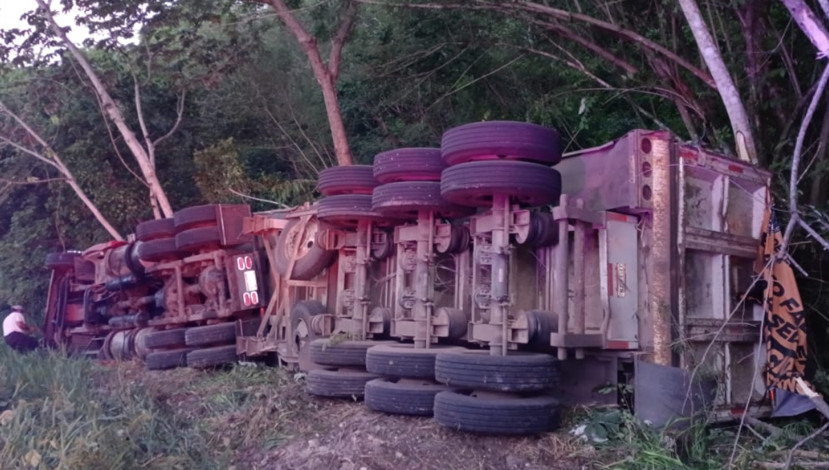 Conductor vuelca en su tráiler tras 'pestañear' en la vía Escárcega-Chetumal