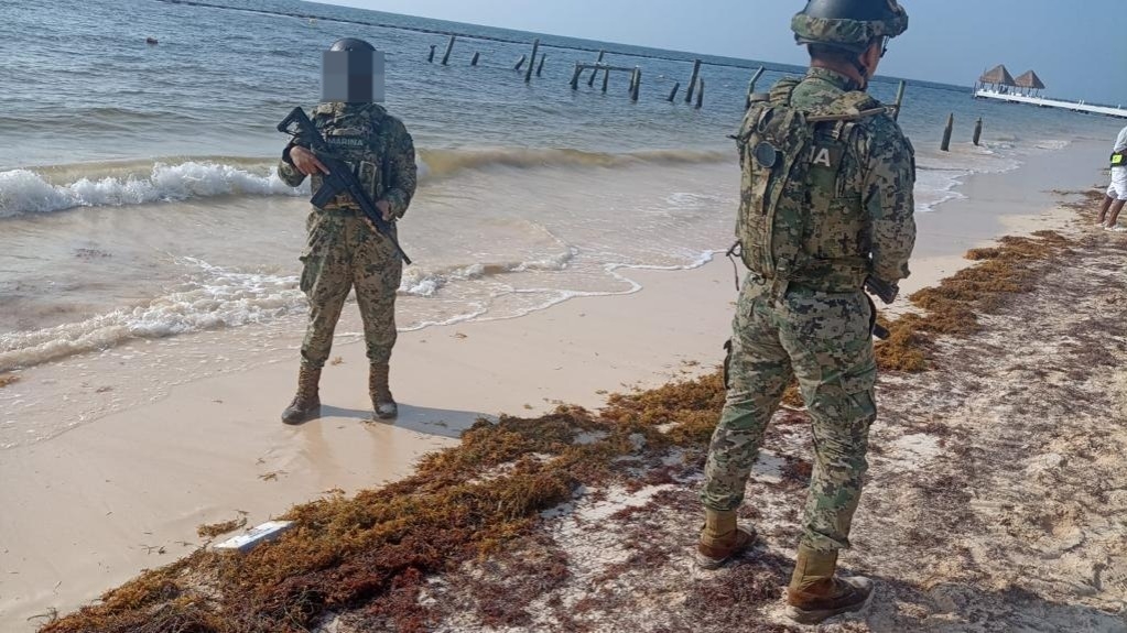 Recalan tres ladrillos con droga en playas de Quintana Roo