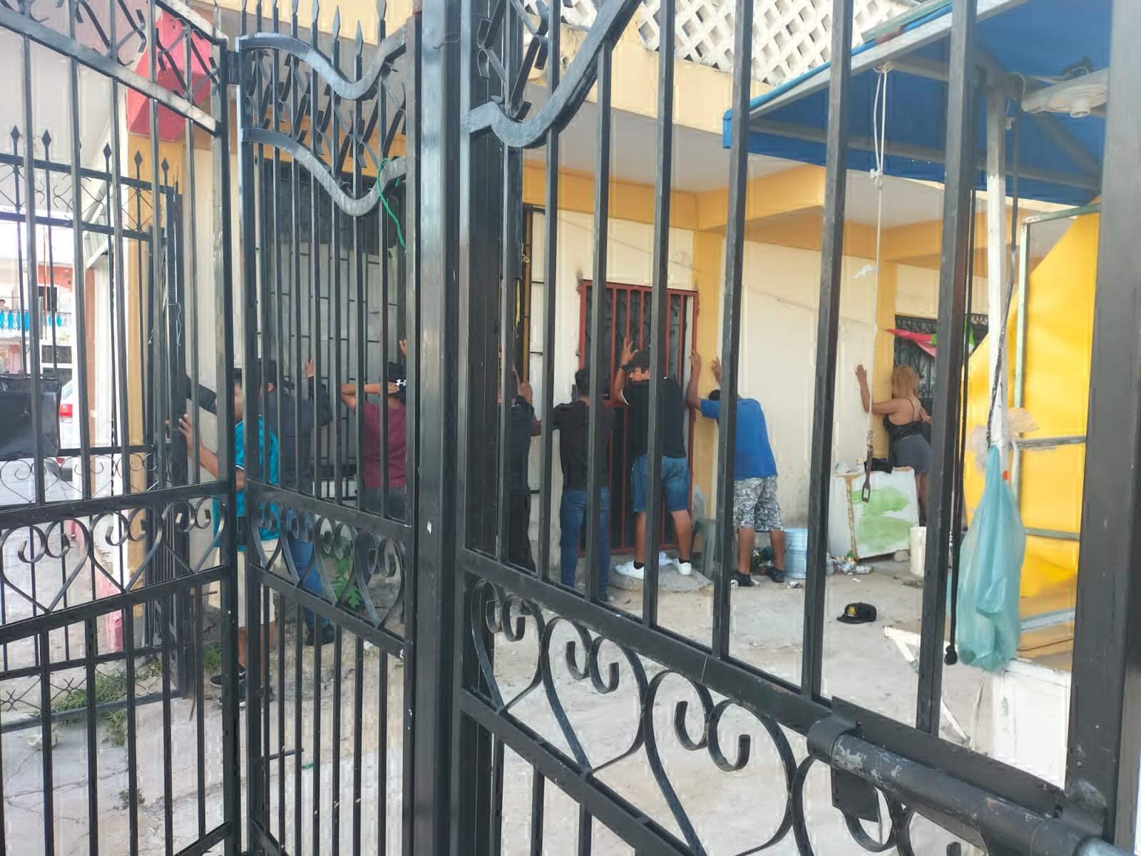 Ambos fueron arrestados en la casa donde mantenían retenidos a 20 menores víctimas de explotación laboral