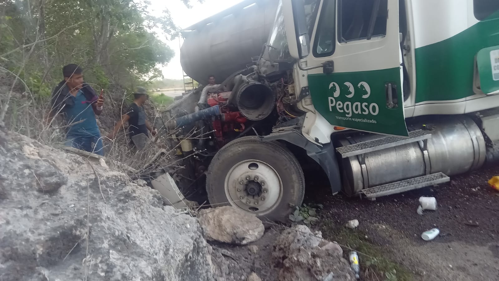 Tráiler de diésel choca contra un cerro de piedras sobre la carretera Chencollí-Hopelchén