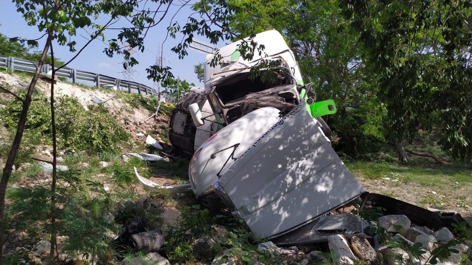 Trailero se sale de un puente del Periférico de Mérida: EN VIVO