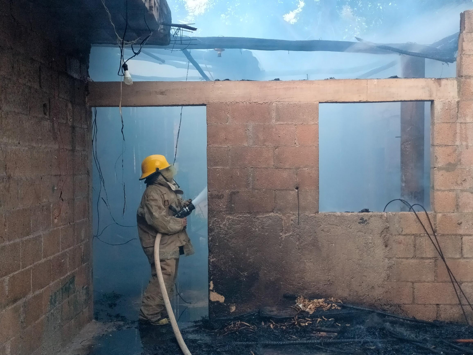Incendio consume una casa en Peto; vecinos sofocan el fuego a manguerazos