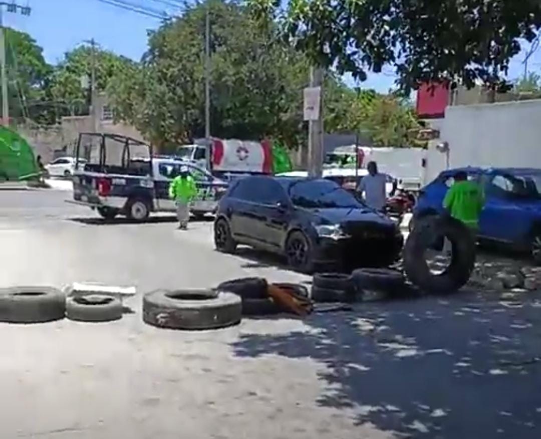 Los residentes cerraron el paso y aunque están los elementos policiacos presentes se niegan a dialogar