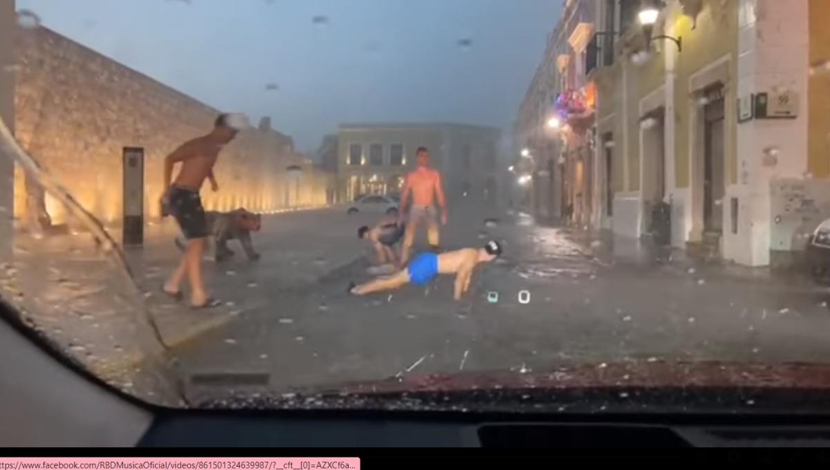 Extranjeros bailan y juegan en las calles inundadas del Centro de Campeche: VIDEO