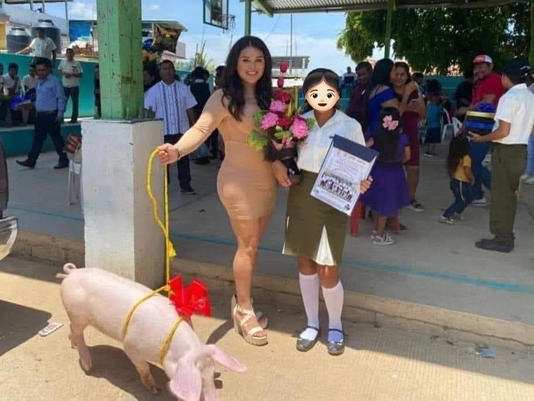 Joven regala un cochino a su ahijada el día de su graduación y la critican en redes