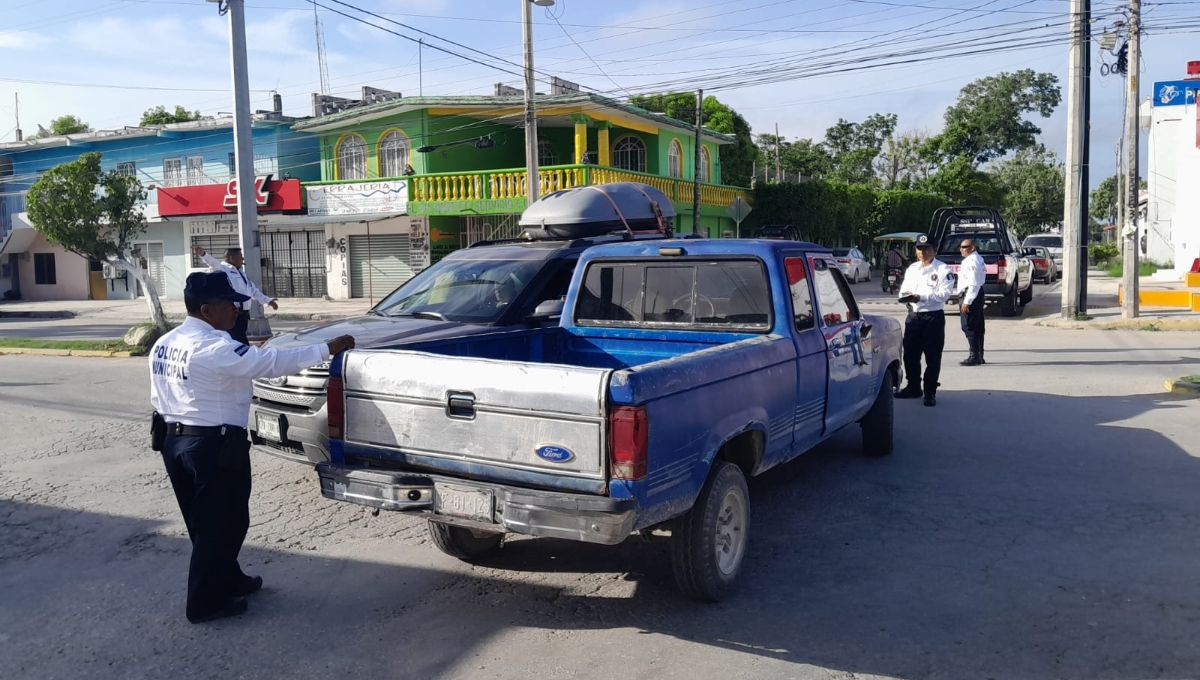 Foráneos se salvan de aparatoso accidente vial en Escárcega