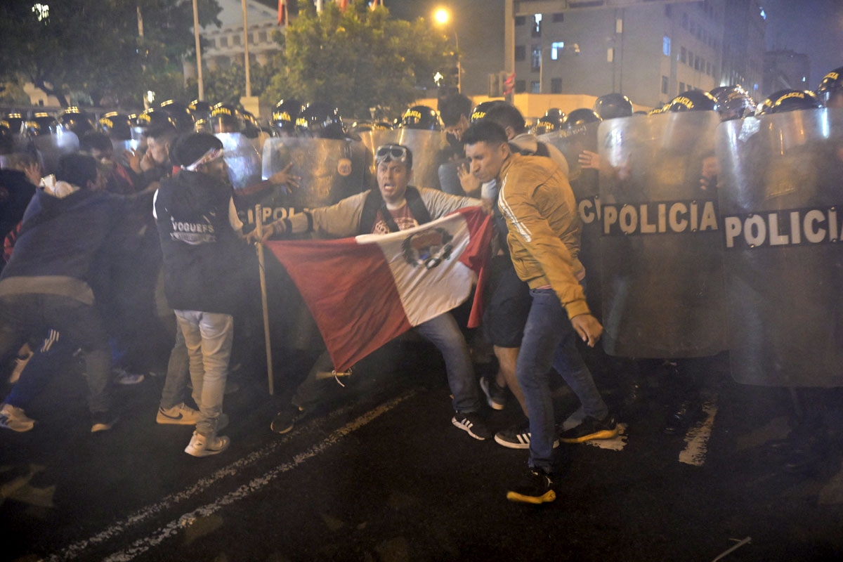 Miles de peruanos salieron a manifestar en Lima