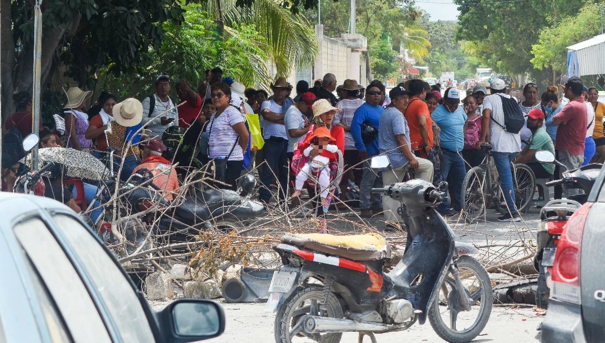 Antiguo relleno sanitario de Cancún: Vecinos bloquean, de nuevo, el acceso; exigen servicios públicos