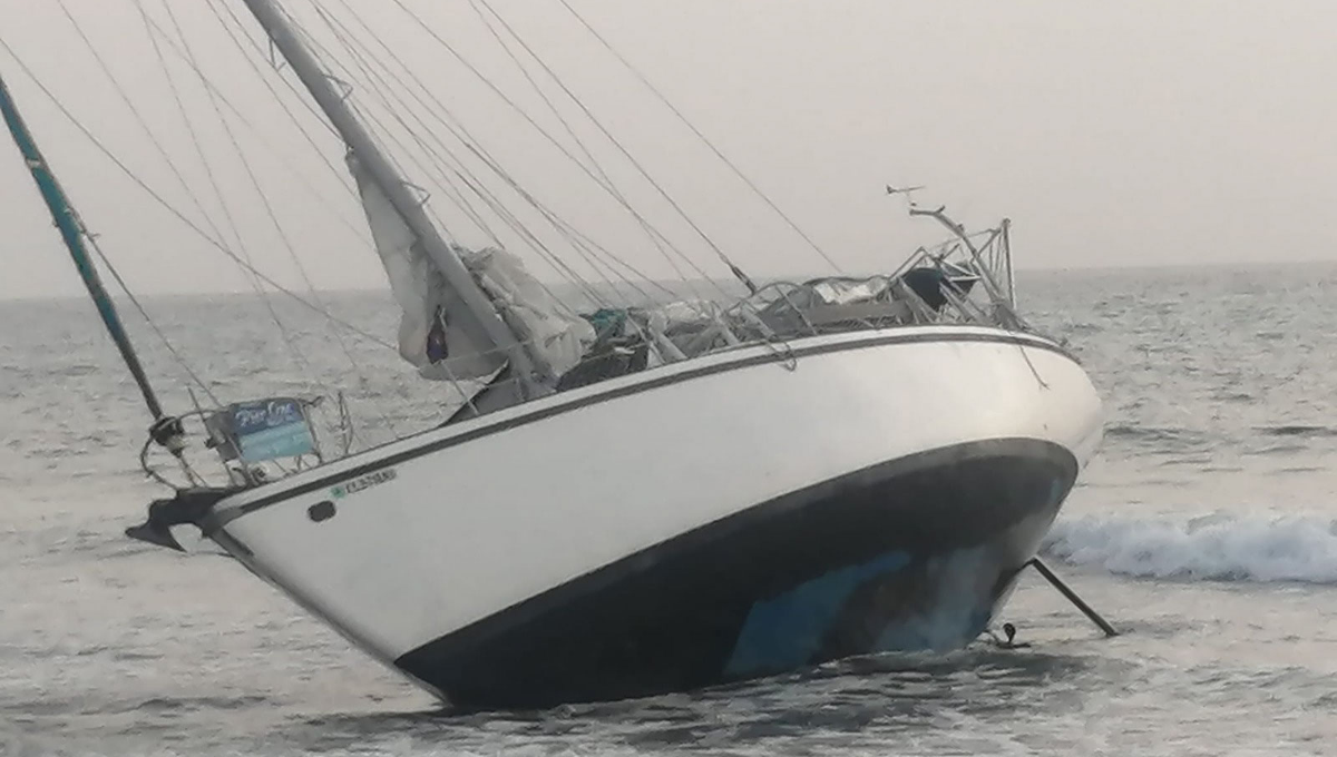 Según la información previa un velero se encontraba navegando en el Mar Caribe, aunque aún no se han revelado las causas que lo hicieron encallar