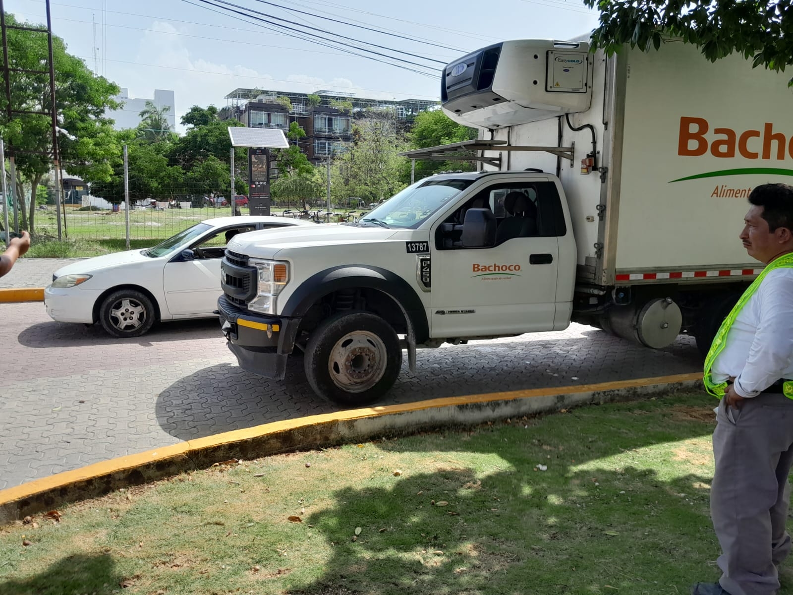 Camión de Bachoco atropella a una mujer en la avenida Constituyentes en Playa del Carmen