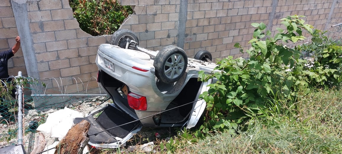 Conductora sufre accidente en Tulum y termina volcando