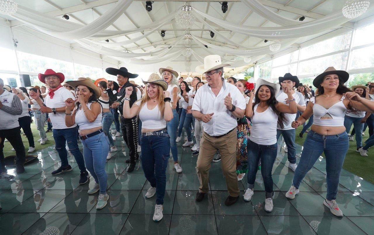 Marcelo Ebrard bailó con simpatizantes de Morena en Naucalpan