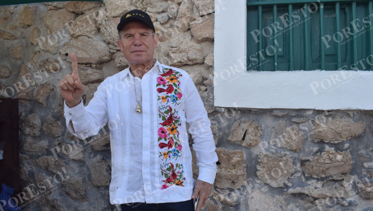 Julio César Chávez portaba una guayabera típica de Yucatán