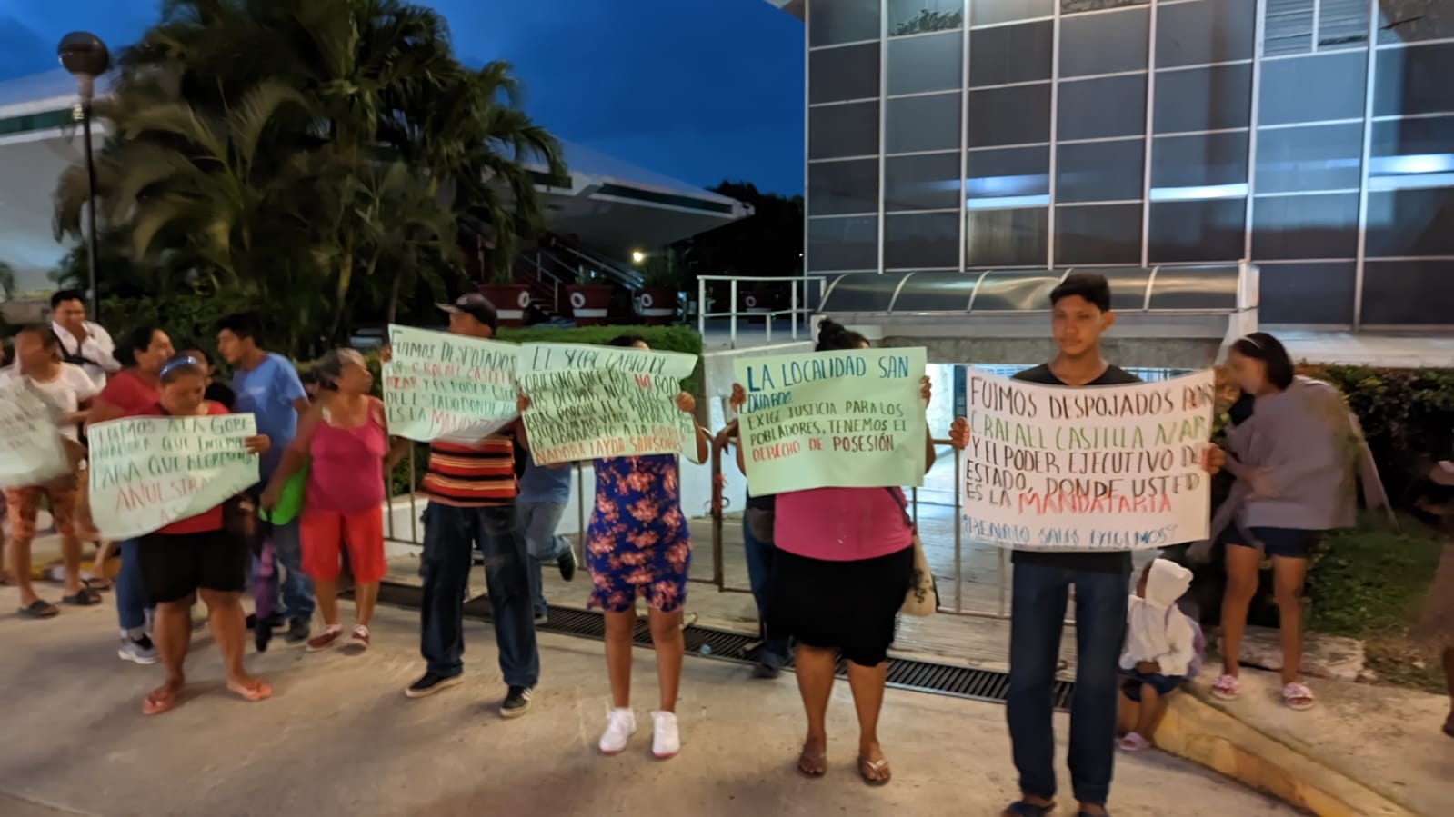 Las familias llevan viviendo semanas afuera del Palacio de Gobierno