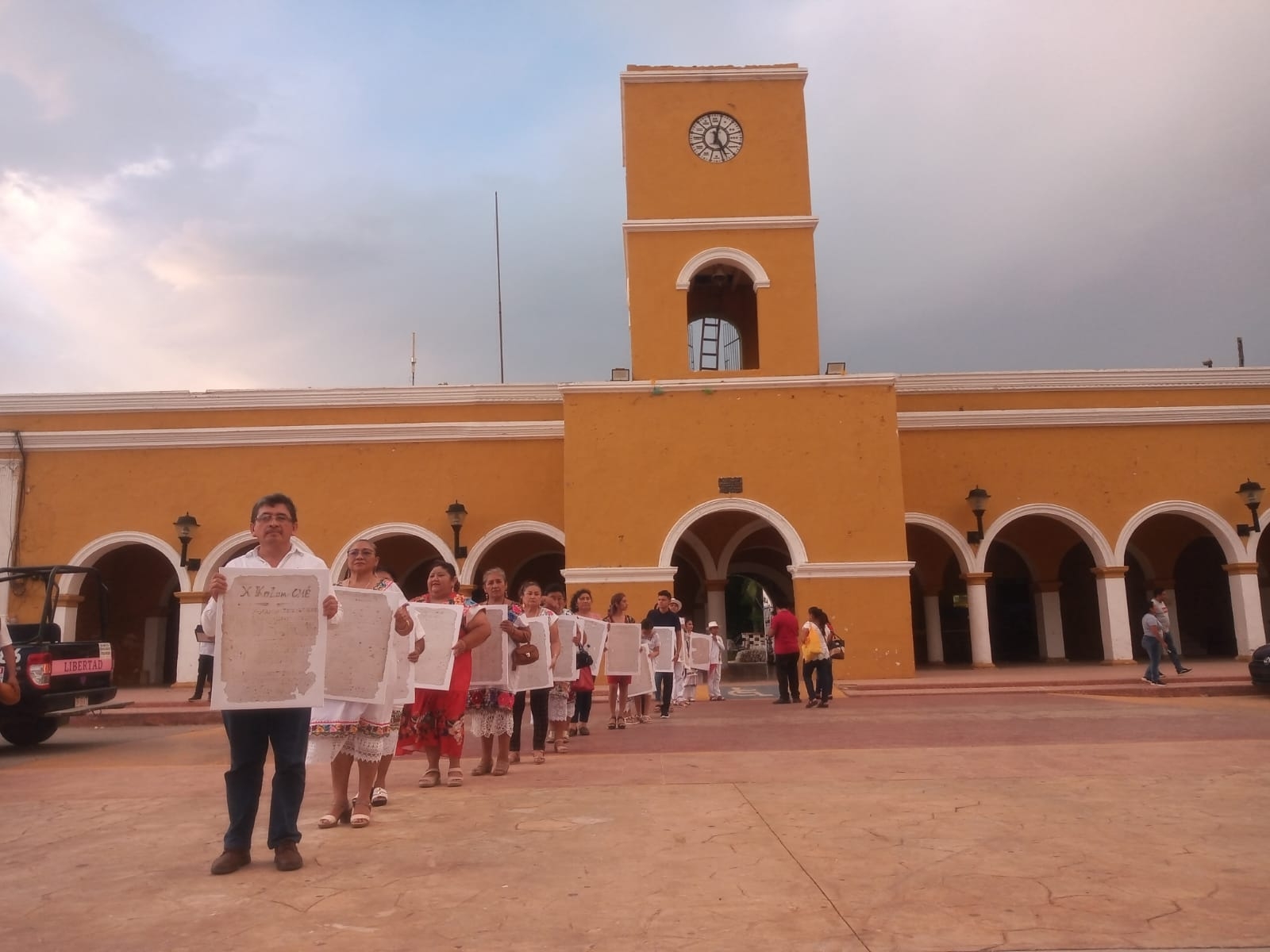 Presentan la réplica de los libros de los cantares en Dzitbalché