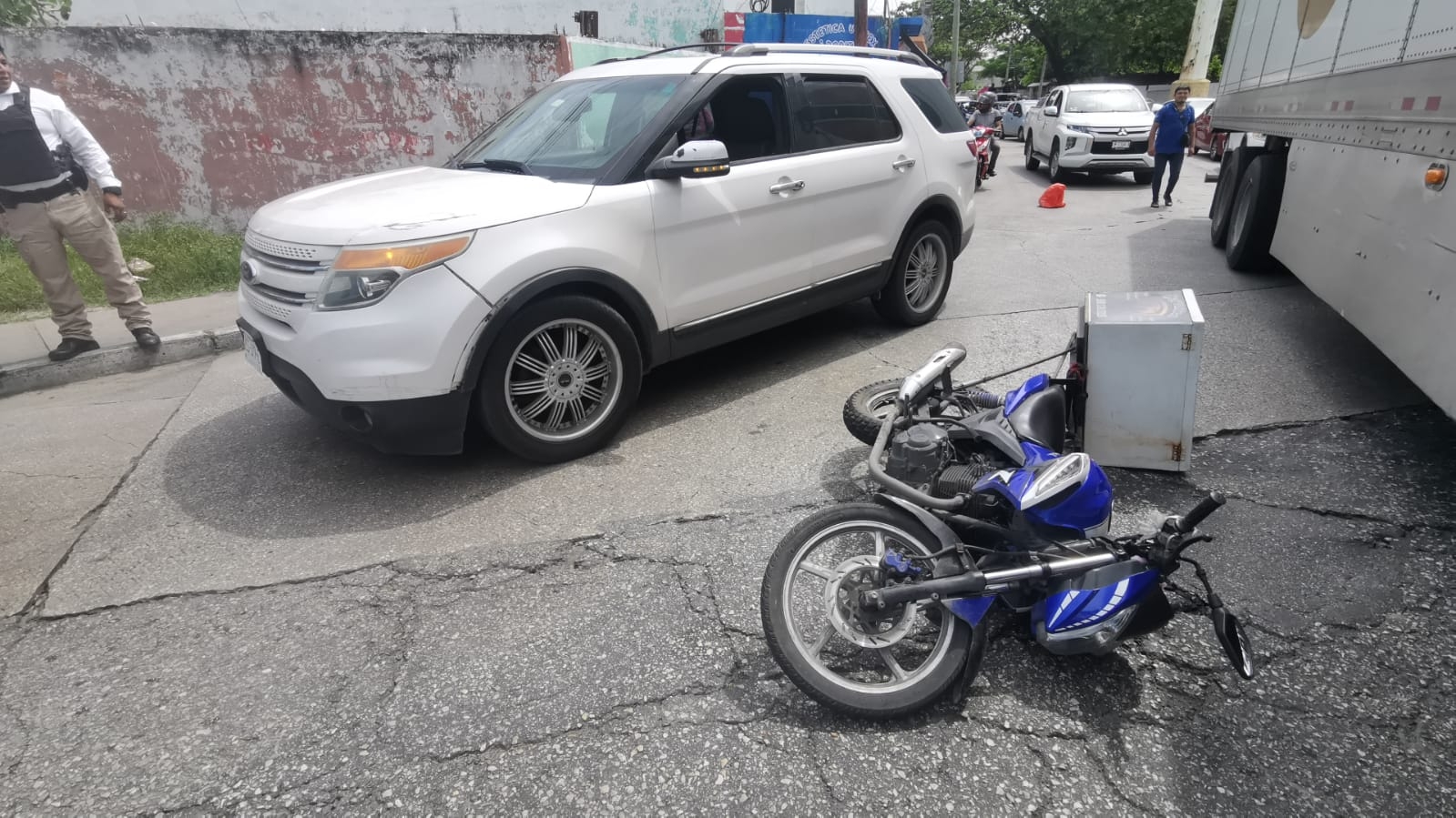 Conductor choca por alcance a un motomandadito en Ciudad del Carmen