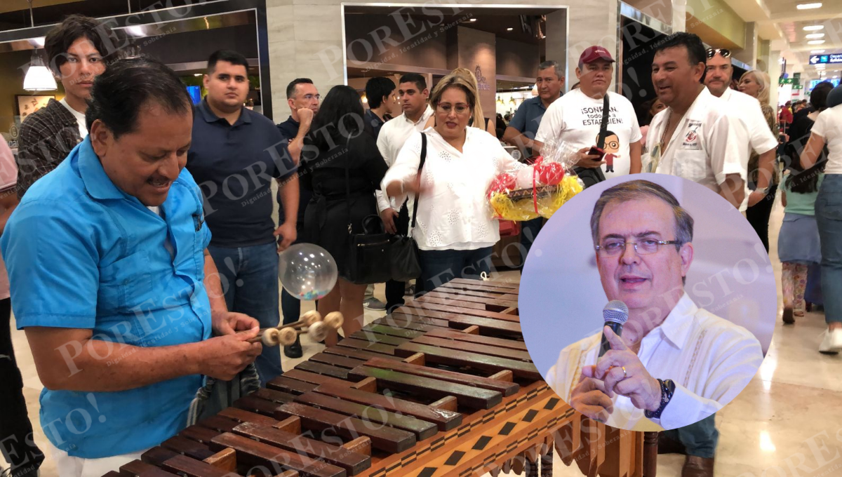 Cerca de 60 personas reciben a Marcelo Ebrard en el aeropuerto de Cancún: VIDEO