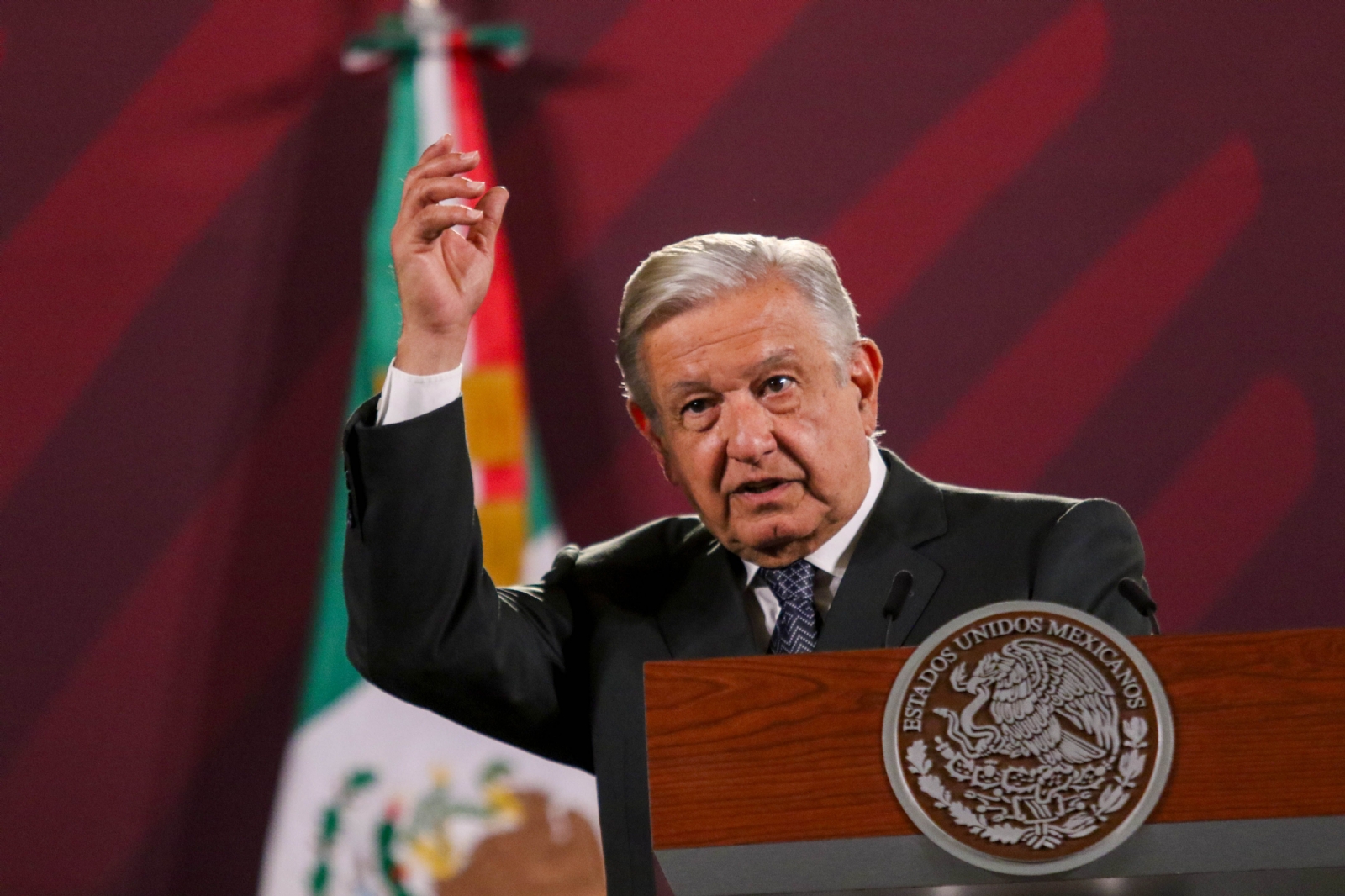 INE ordena bajar mañanera donde AMLO difundió encuestas a favor de Morena