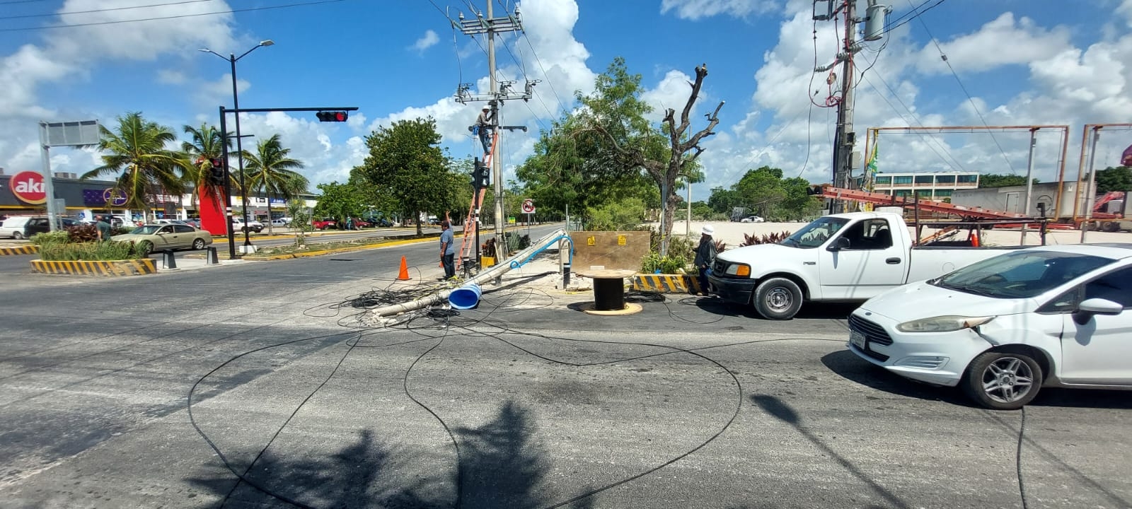 Los trabajadores tuvieron que cerrar uno de los carriles, causando problemas de tránsito