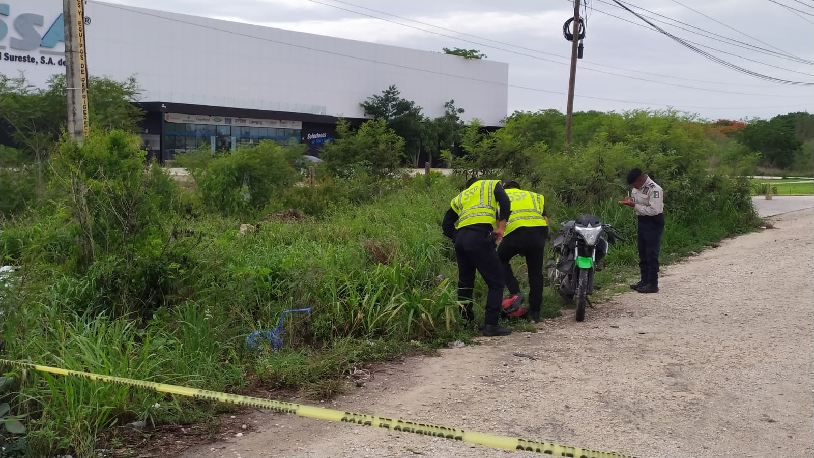 El motociclista fue hallado por otro conductor esta mañana