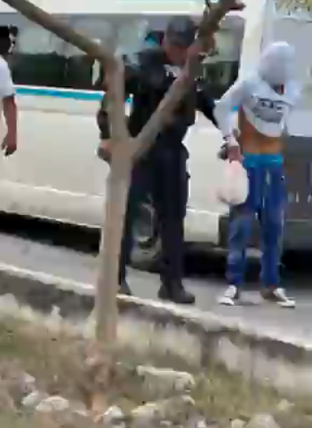 ¡Lo agarran con todo y pollo! Arrestan a hombre armado en Playa del Carmen