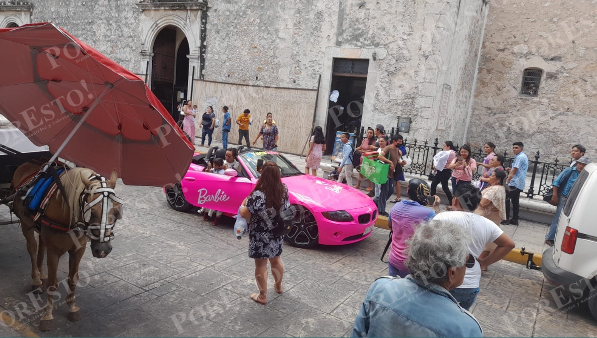 Auto de Barbie recorre las calles del Centro de Mérida