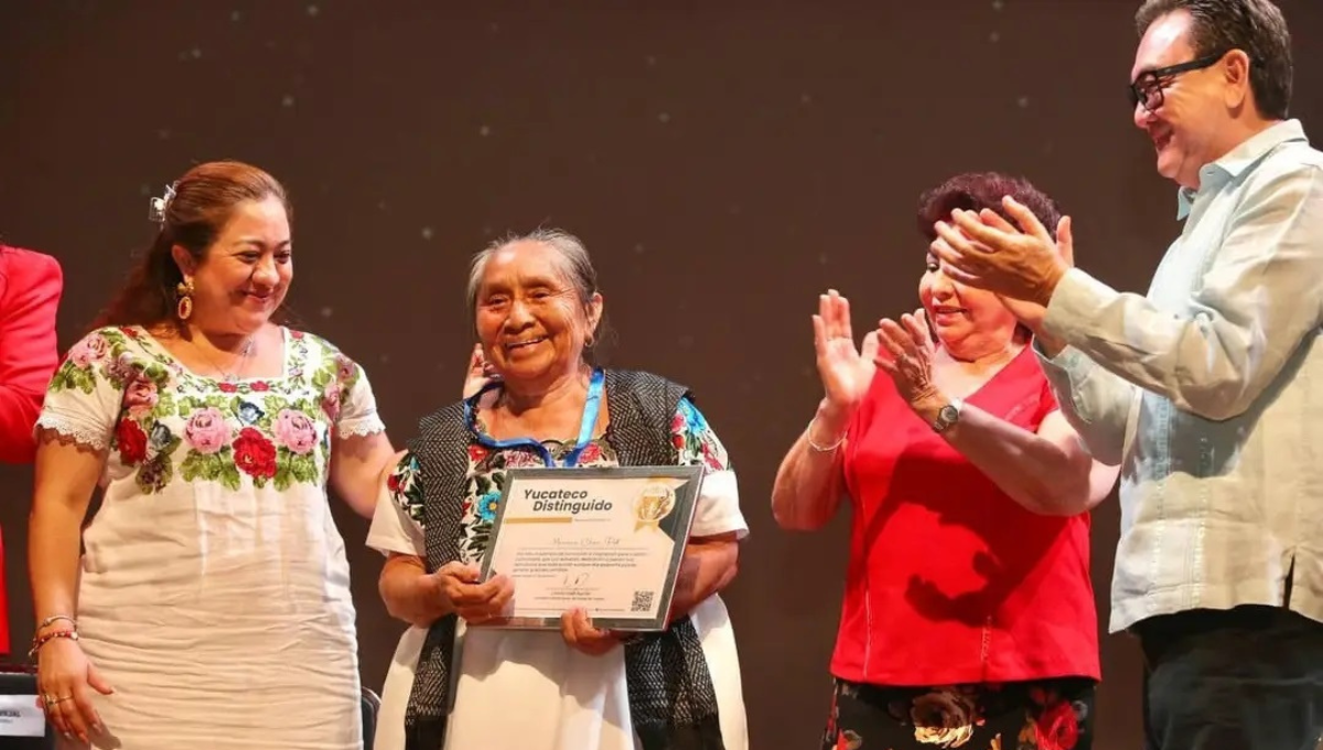 La ceremonia se realizó en el teatro José María Iturralde y Traconis