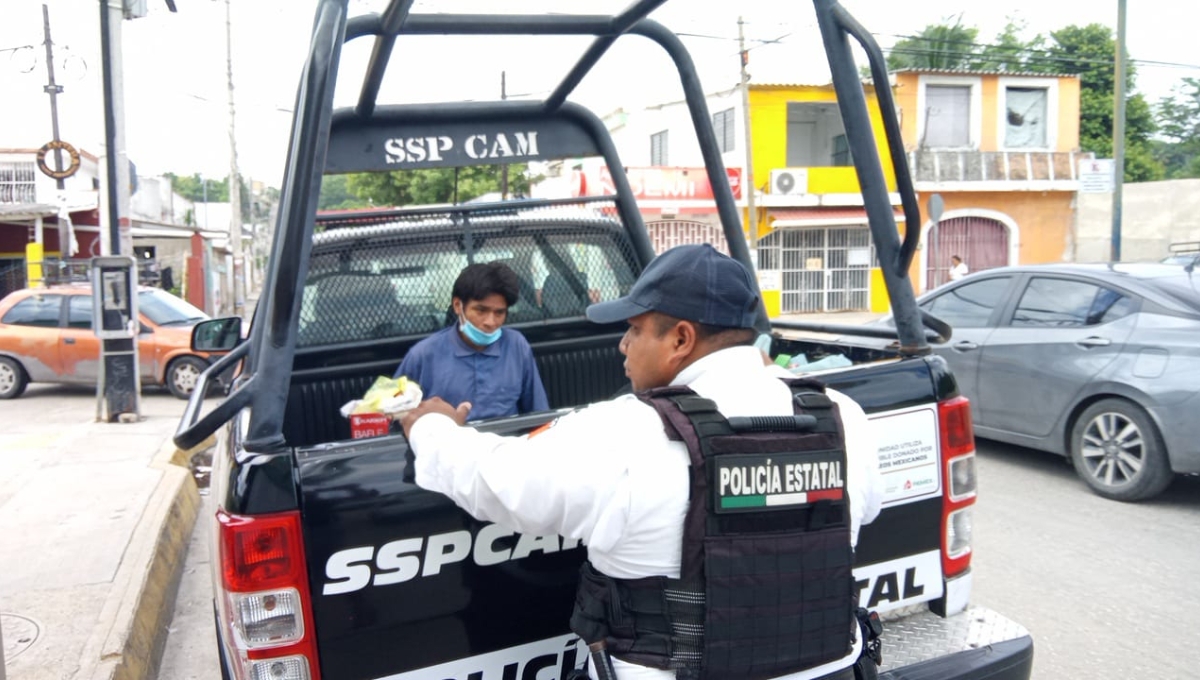 El hombre fue detenido metros después por personal de seguridad de un supermercado