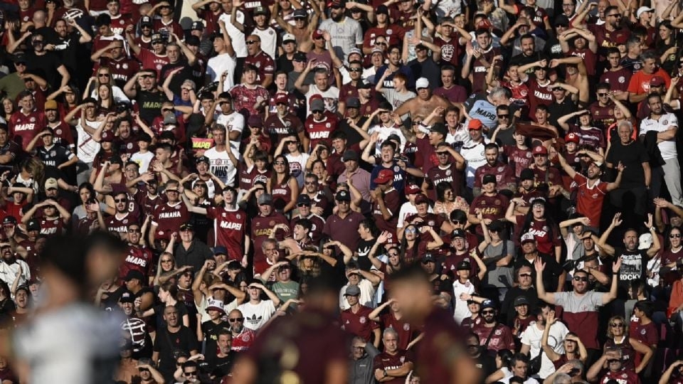 Aficionado muere tras pelea de barras en un partido de futbol en Argentina: VIDEO