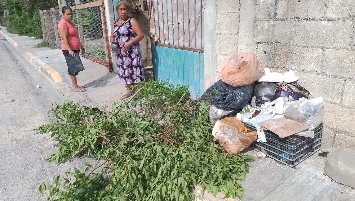 Los vecinos ya no soportan los olores que se han estado acumulando por la falta de servicio