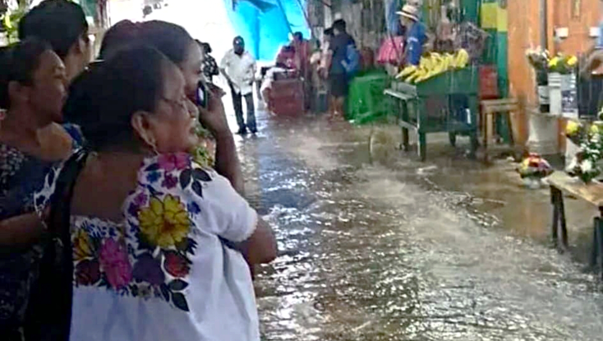 Reportan inundaciones en el Mercado Lucas de Gálvez de Mérida