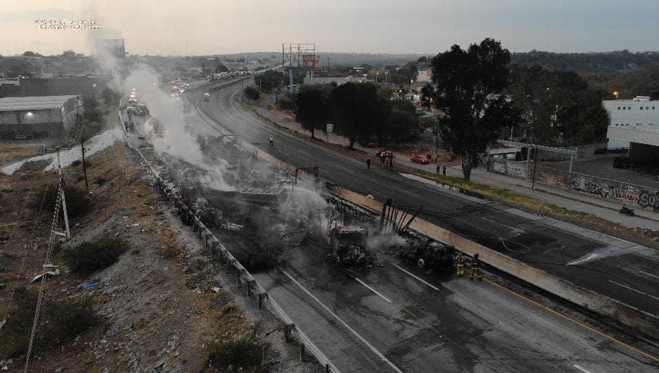 La autopista se encuentra cerrada en ambos sentidos