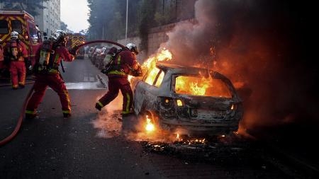 Hombre muere tras recibir un disparo de bala de goma durante disturbios en Francia