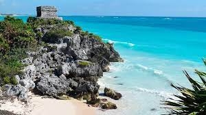 Tulum se localiza al sur de Cancún