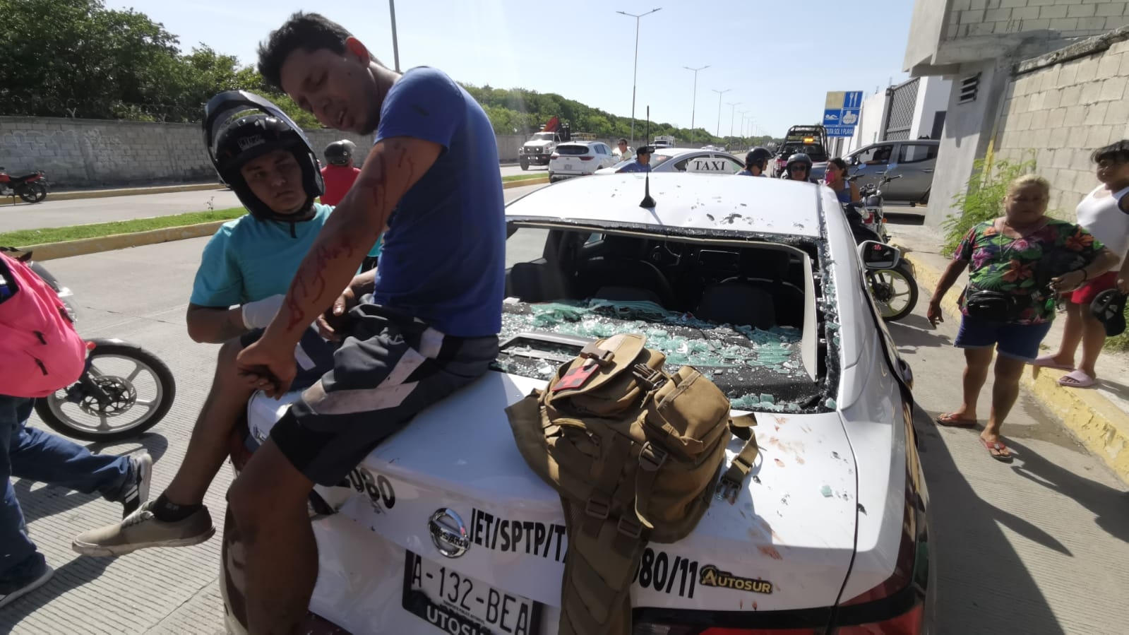 Los motociclistas responsabilizaron al taxista por el choque