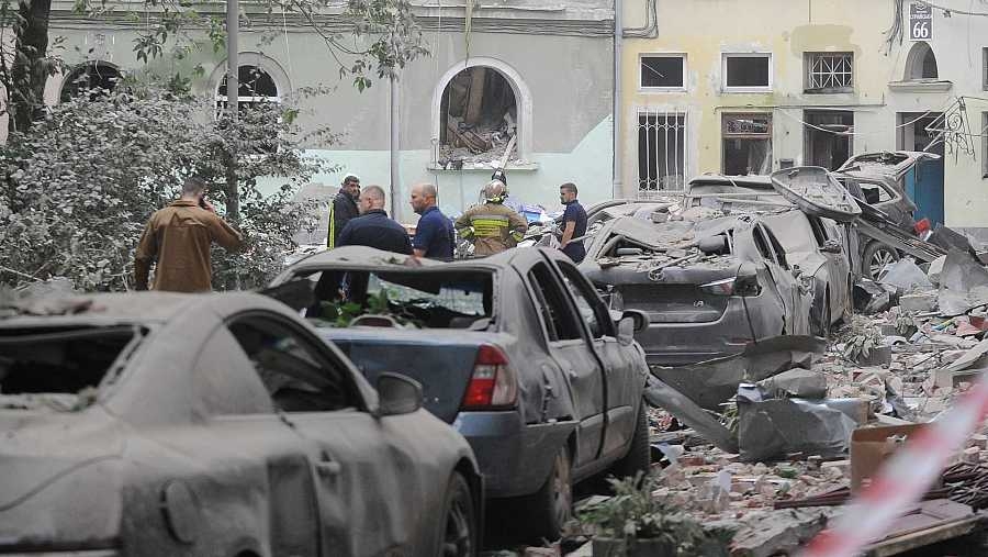 Los proyectiles impactaron en un bloque de viviendas en las afueras de la ciudad del oeste de Ucrania.

